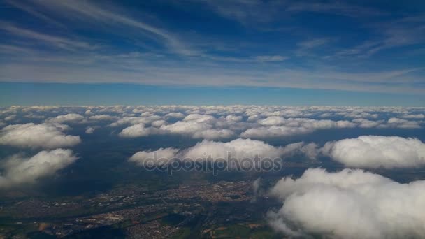 Вид на землю, поля и облака сверху — стоковое видео