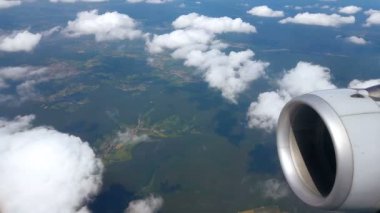 Arka plan gökyüzü ve bulutlar uçak türbin motoru