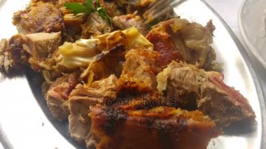 Ev yapımı et yemek bir metal plaka