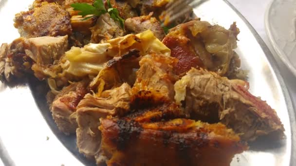 Hausgemachtes Fleischgericht in einem Metallteller — Stockvideo