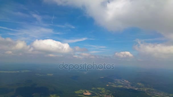 Blauwe hemel en landsape uitzicht vanuit vliegtuig raam — Stockvideo