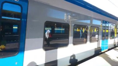 Minsk, Beyaz Rusya - 19 Haziran 2017: Tren varış. Merkez tren istasyonunda tren geldiğinde
