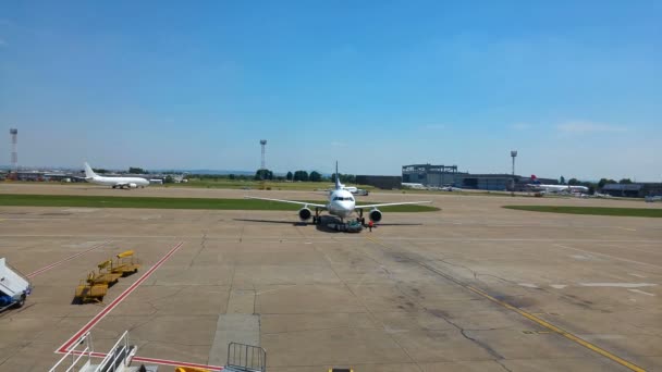 ルフトハンザ ドイツ航空の飛行機は空港で滑走路にフランクフルト、ドイツ - 2017 年 5 月 31 日です。 — ストック動画