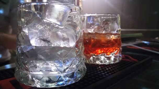 Préparation de cocktails au bar — Video