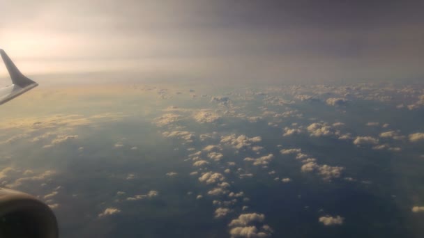 Вид вечерних облаков из окна самолета — стоковое видео