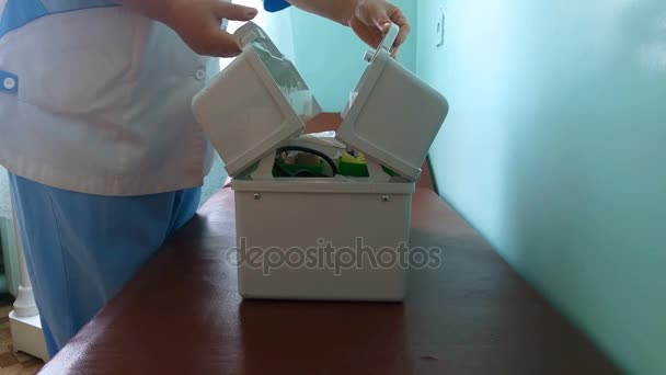 Medico ambulanza apre una scatola — Video Stock