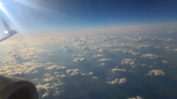 Utsikt över kvällen moln från planet fönster — Stockvideo