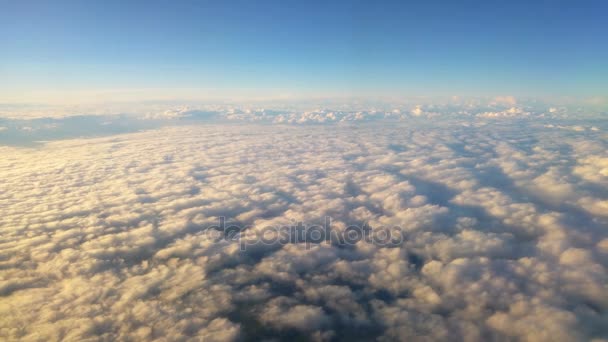 Άποψη του βράδυ σύννεφα από αεροπλάνο παράθυρο — Αρχείο Βίντεο
