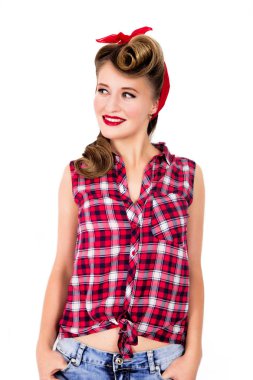 Pin-up tarzı genç bir kadın