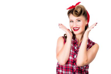 Mutlu ve sürpriz pin-up makyaj ve saç modeli ile güzel genç kadın