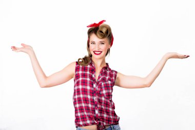 Mutlu ve sürpriz pin-up makyaj ve saç modeli ile güzel genç kadın