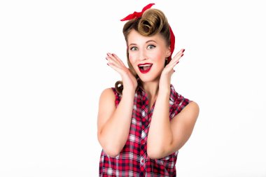 Mutlu ve sürpriz pin-up makyaj ve saç modeli ile güzel genç kadın