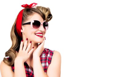 Beyaz arka plan üzerinde güneş gözlüğü takıyor pin-up tarzı mutlu kız