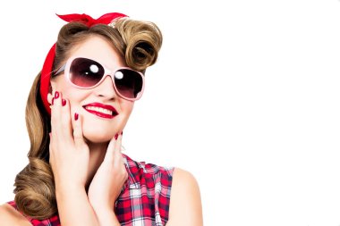 Beyaz arka plan üzerinde güneş gözlüğü takıyor pin-up tarzı mutlu kız