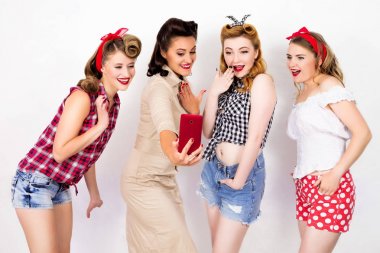 Dört kız selfies olun