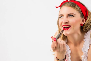 güzel kız yatıyor ve kırmızı ruj dudakları boyalar