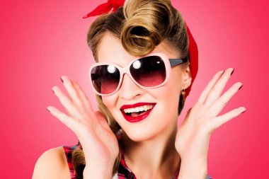 Pin-up giyim güneş gözlüğü tarzı genç bir kadın