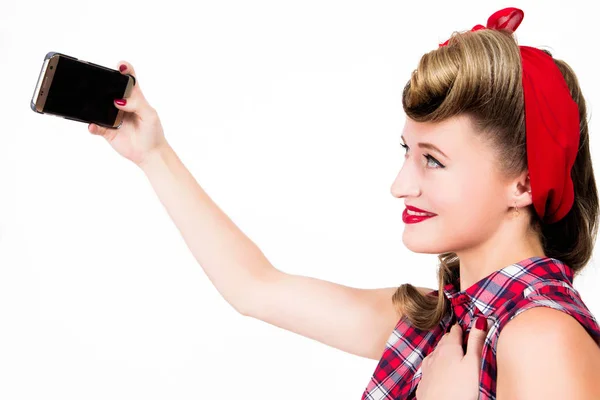 Bella giovane donna con pin-up make-up e acconciatura fa selfie — Foto Stock