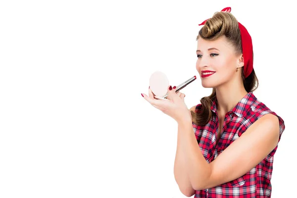 Kırmızı lipstic uygulama kadınla ayna tutan pin-up saç modeli — Stok fotoğraf