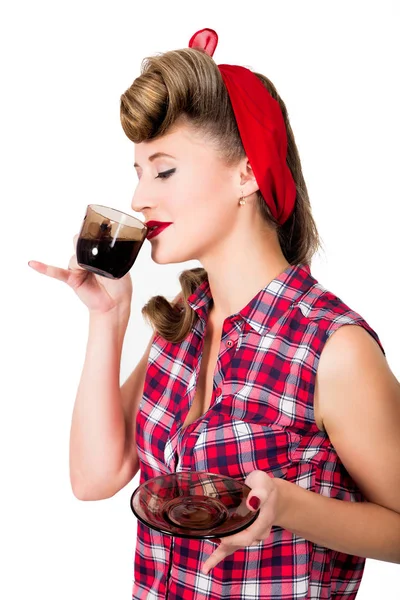 Glamourous pinup menina segurando uma xícara de café quente ou chá — Fotografia de Stock