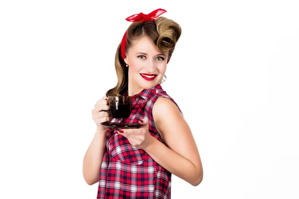 Una giovane donna in stile pin-up con una tazza di caffè — Foto Stock