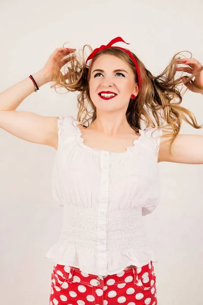 Ελκυστική Καυκάσιος χαμογελώντας pin-up κορίτσι με φυσάει τα μαλλιά. απομονωμένα σε λευκό — Φωτογραφία Αρχείου