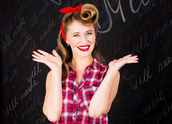 Felice e sorpresa bella giovane donna con pin-up make-up e acconciatura — Foto Stock