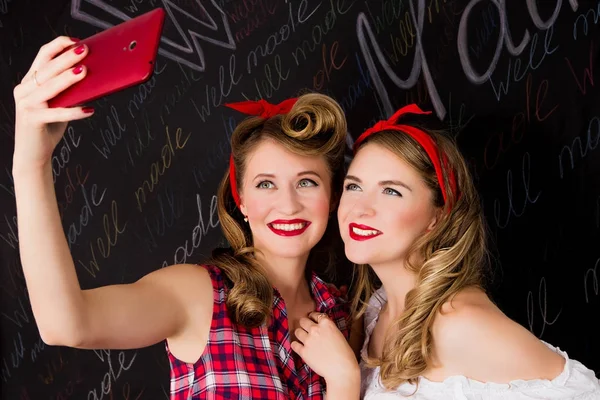 Due pin-up amiche fare selfie — Foto Stock