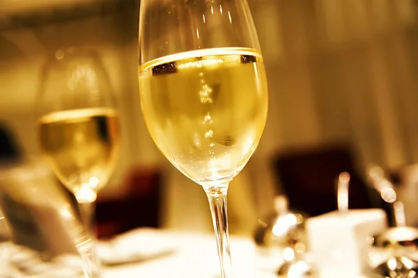 Glazen champagne in gouden kleuren — Stockfoto