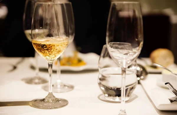 Serveren van Champagne in het restaurant — Stockfoto
