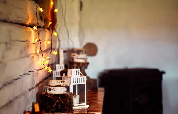 A decoração de Ano Novo de uma casa de campo acolhedora rústica — Fotografia de Stock