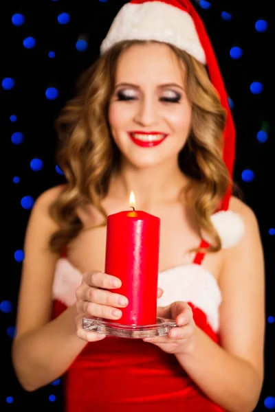 Piękna kobieta w sukni Santa z świeca — Zdjęcie stockowe