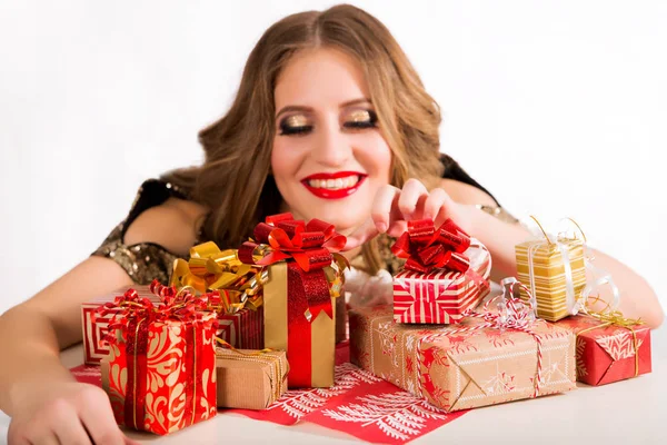 Счастливая женщина со многими подарками на белом фоне — стоковое фото