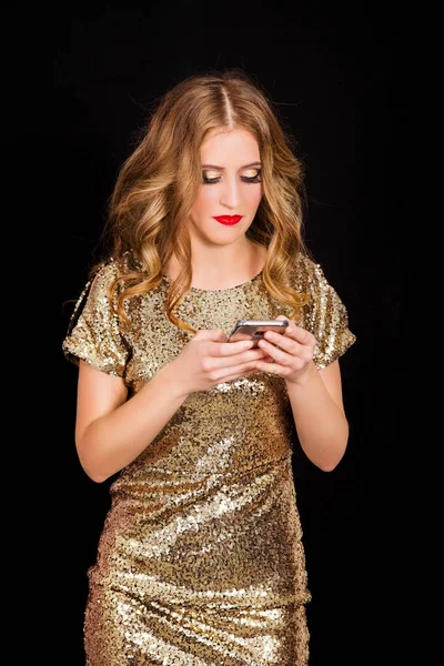 Cep telefonu ile bir altın elbiseli kadın — Stok fotoğraf