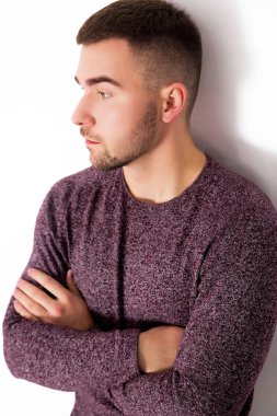 Yakışıklı adam çapraz kolları üzerinde beyaz bir arka plan izole olan ayakta