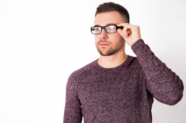 Beyaz bir arka plan üzerinde izole bardaklarda ciddi yakışıklı