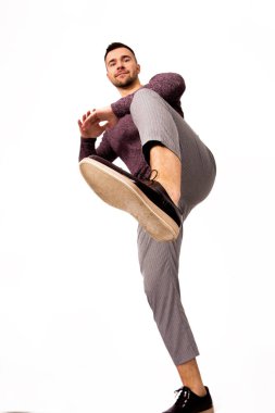 agresif adam beyaz arka plan üzerinde üzerinde yürümek