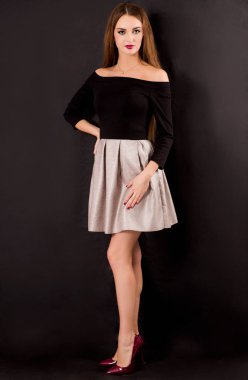 güzel kız kısa elbise siyah arka plan üzerine akşam