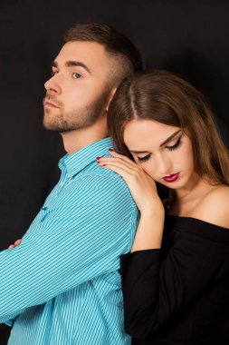 Güzel genç şık erkek ve kadın siyah bir zemin üzerine