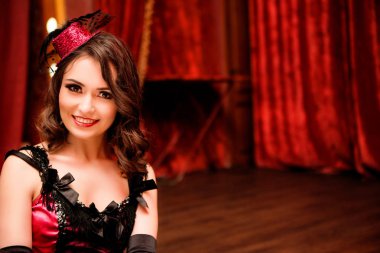 Sahne Alanı'ndaki moulin rouge tarzında zarif dansçı portresi