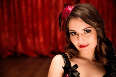 Sahne Alanı'ndaki moulin rouge tarzında zarif dansçı portresi