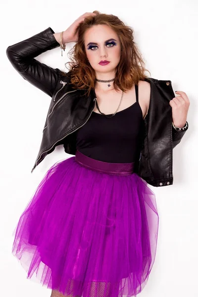タフタ スカートとレザー ジャケットのスタイリッシュな女の子 — ストック写真