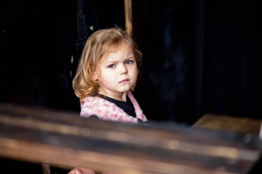 üzgün kız merdiven altına saklanıyor