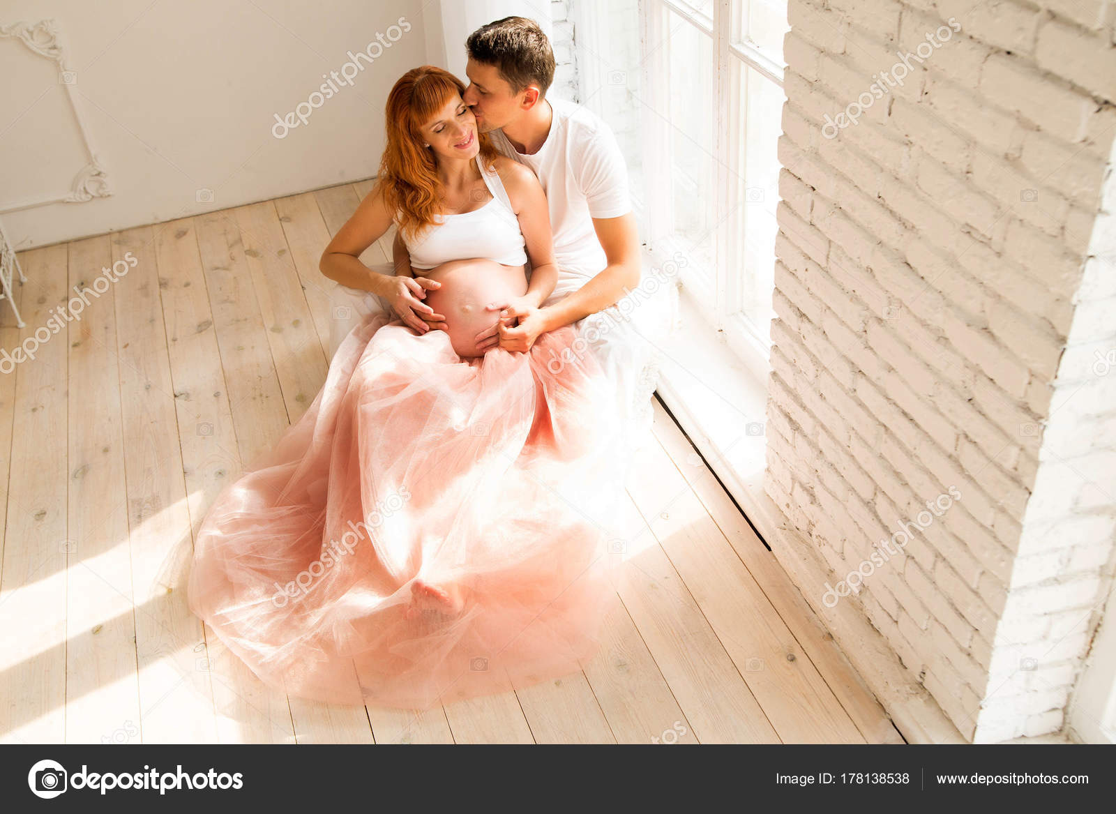 Dans Assis Femme Jupe Une Sont Le Sur Tulle Enceinte Et Son En Mari vvq5F