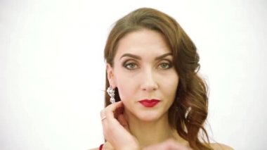 kamera ve gülümsüyor akşam makyaj güzel kadınla görünüyor