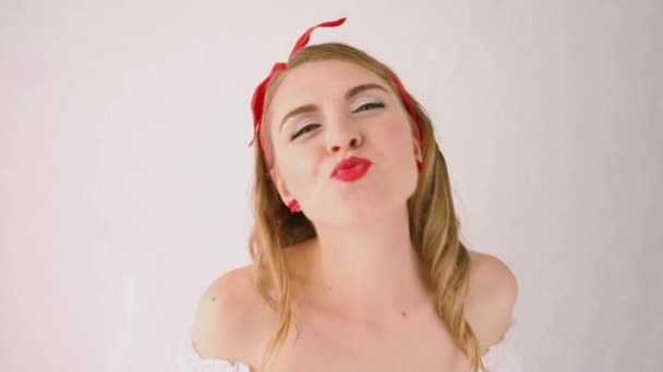 Uma menina no estilo pin-up envia um beijo de ar e ri — Vídeo de Stock