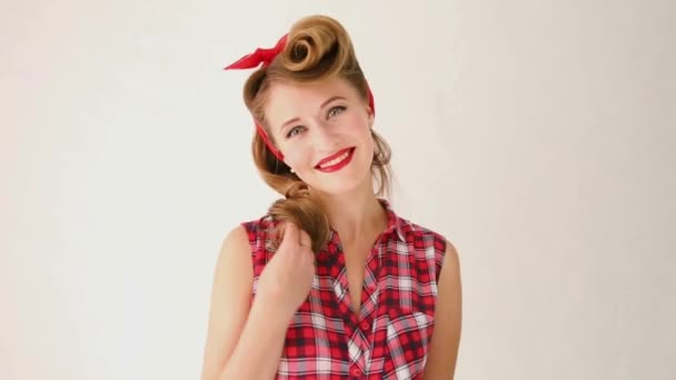 Beautiful pin-up girl looks at camera and smile — Stock Video