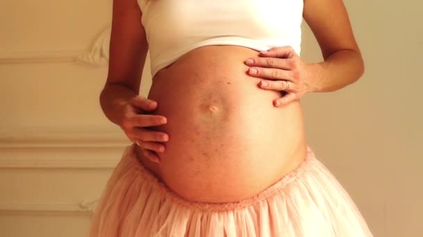 Беременная женщина гладит живот — стоковое видео