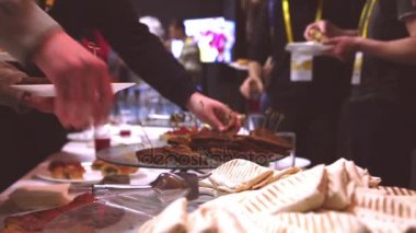 Öğle yemeği molası. Yemek Servisi. Bir çerez olarak silindir Mini değirmenler