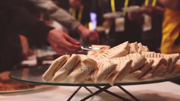 Hora del almuerzo. Catering. Lavash como aperitivo — Vídeos de Stock